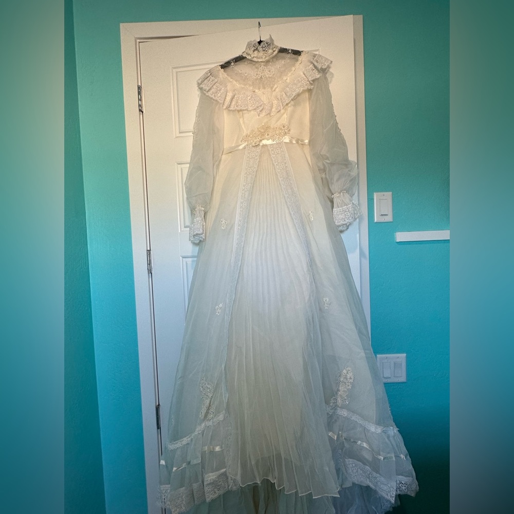 Stunning Vintage Wedding Gown!
